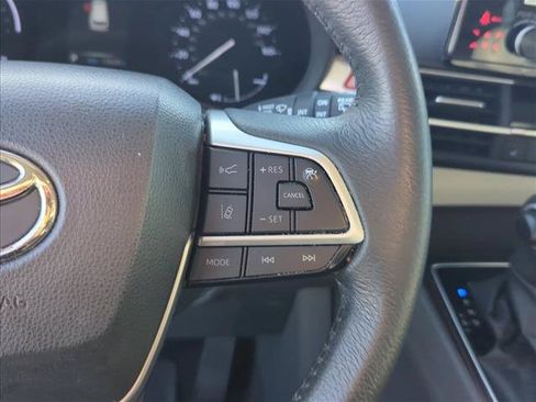 Used 2023 Toyota Sienna XLE FWD image 16