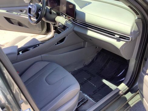 Used 2025 Hyundai Elantra SEL FWD image 29