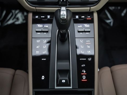 Certified 2025 Porsche Macan image 20