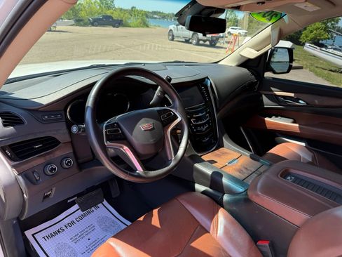 Used 2018 Cadillac Escalade Premium Luxury AWD/4WD image 8