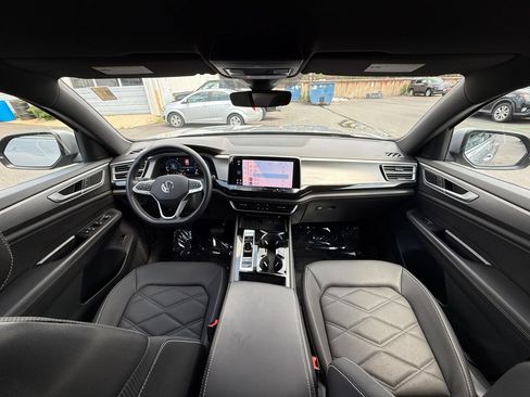 Used 2025 Volkswagen Atlas Cross Sport SE FWD image 21