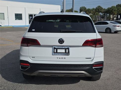 Used 2024 Volkswagen Taos SE w/ Panoramic Sunroof Package AWD/4WD image 4
