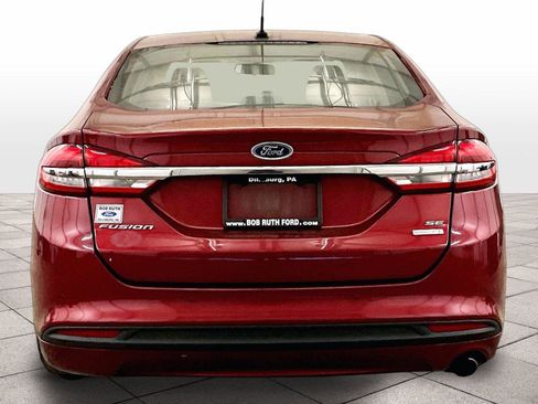 Used 2018 Ford Fusion SE w/ Fusion SE Technology Package FWD image 4