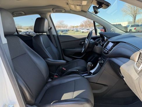 Used 2022 Chevrolet Trax LT w/ LT Convenience Package image 26