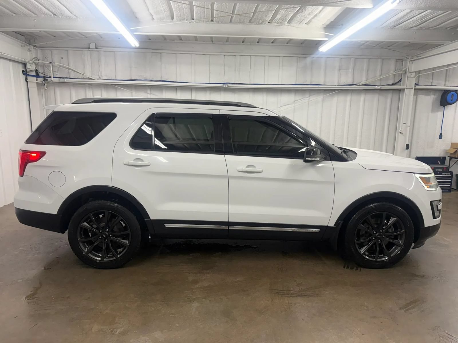 Used 2017 Ford Explorer XLT w/ Equipment Group 202A FWD image 3