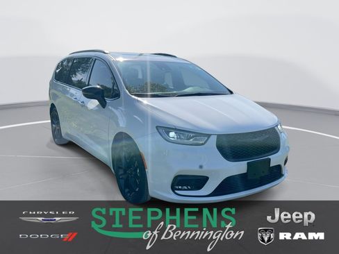 Used 2024 Chrysler Pacifica Touring-L w/ S Appearance Package image 1