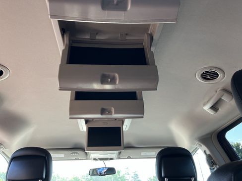 Used 2016 Chrysler Town & Country Touring FWD image 30