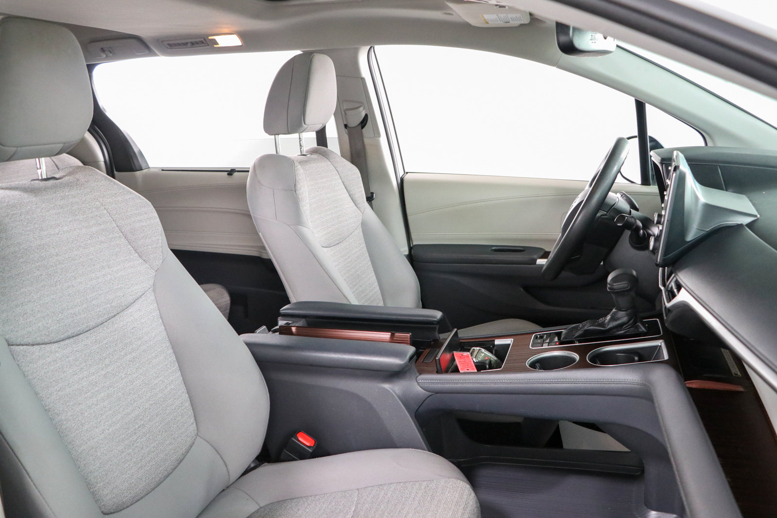 Used 2021 Toyota Sienna LE w/ LE Plus Package FWD image 28