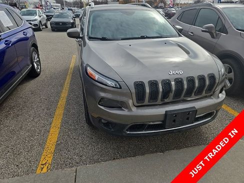 Used 2017 Jeep Cherokee Limited image 7