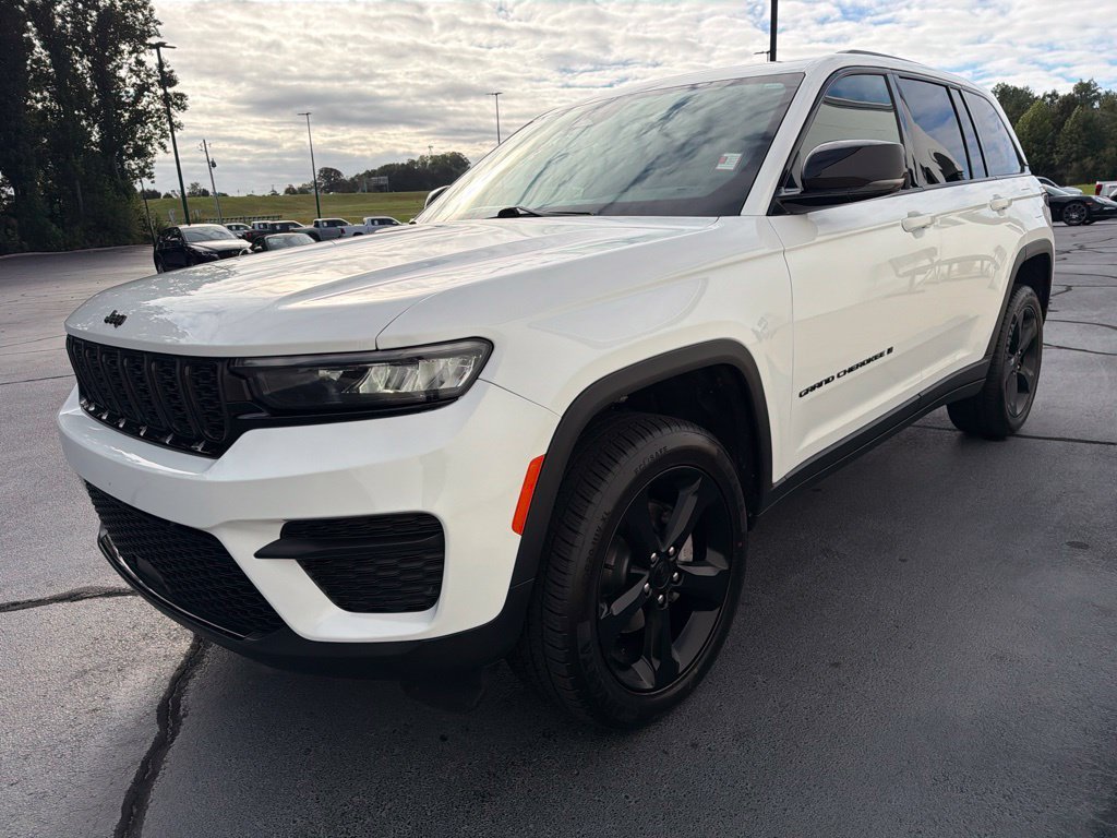 Used 2023 Jeep Grand Cherokee Altitude AWD/4WD image 4