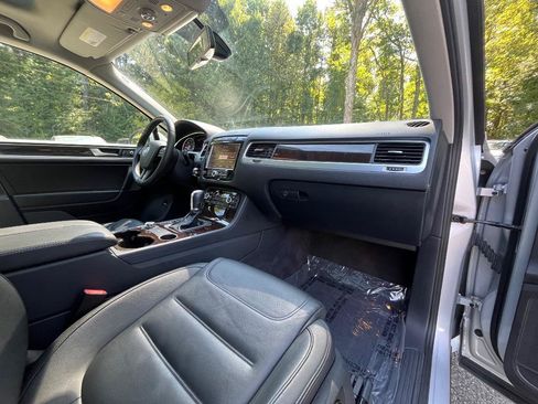 Used 2013 Volkswagen Touareg Executive AWD/4WD image 44