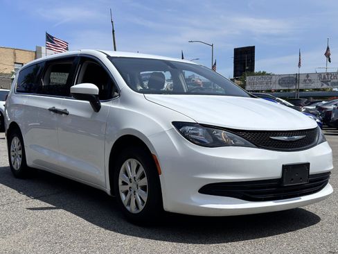 Used 2020 Chrysler Voyager L image 3