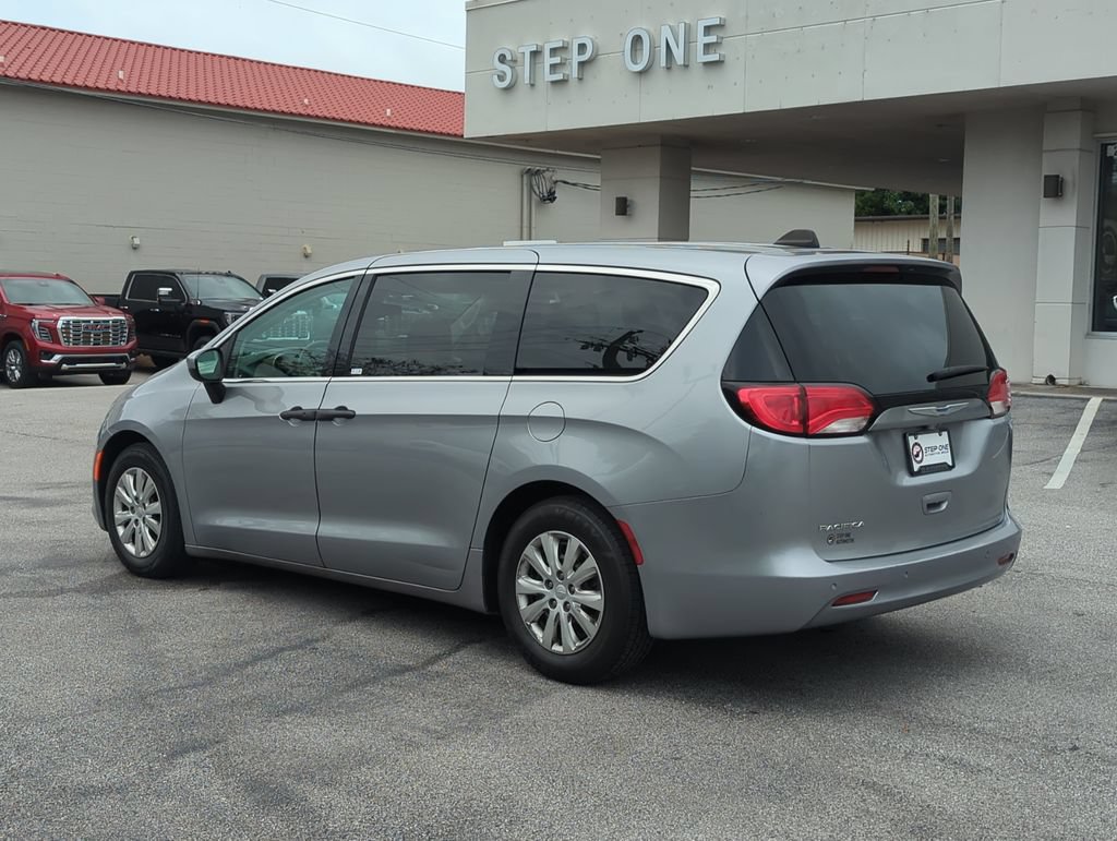 Used 2018 Chrysler Pacifica L FWD image 4