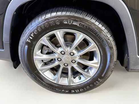 Used 2020 Jeep Cherokee Latitude Plus w/ Cold Weather Group FWD image 40