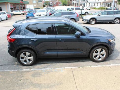Used 2021 Volvo XC40 T4 Momentum image 4
