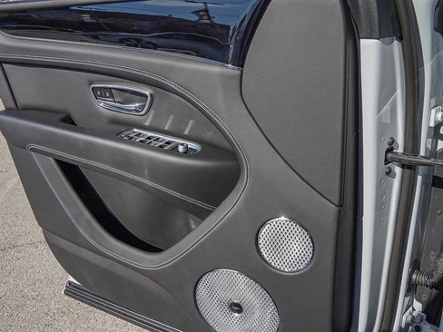 Used 2023 Bentley Bentayga AWD/4WD image 33