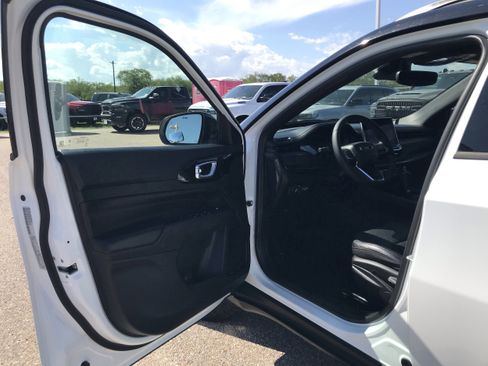 Used 2024 Jeep Compass Trailhawk image 11