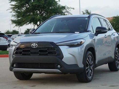 Used 2026 Toyota Corolla Cross XLE FWD image 3