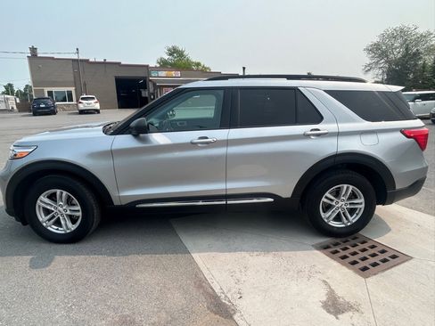 Used 2022 Ford Explorer XLT image 2