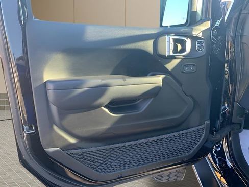 Used 2023 Jeep Gladiator Willys image 33