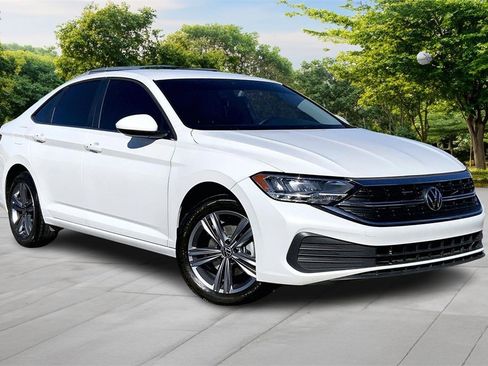 Used 2023 Volkswagen Jetta SE image 3