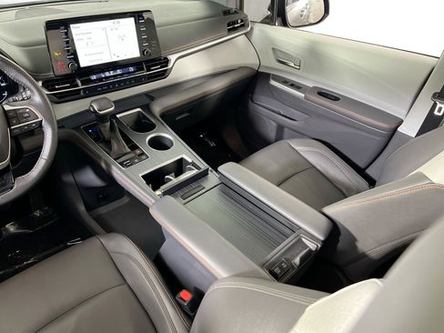 Used 2022 Toyota Sienna XSE AWD/4WD image 23