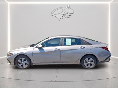 Certified 2024 Hyundai Elantra SE FWD image 3
