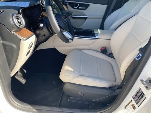 Used 2025 Mercedes-Benz GLC 300 image 24
