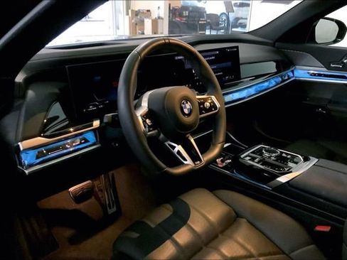 Used 2025 BMW 740i w/ Premium Package RWD image 7