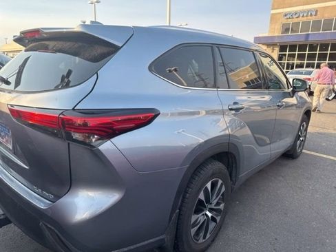 Used 2021 Toyota Highlander XLE image 2