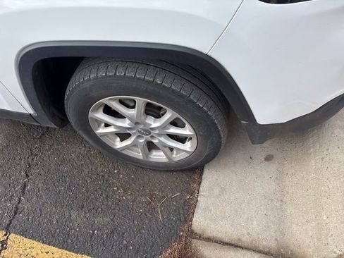 Used 2016 Jeep Cherokee Sport image 8