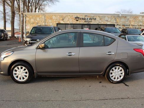 Used 2015 Nissan Versa SV image 4