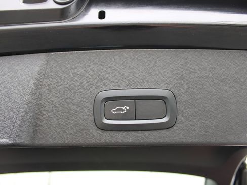 Used 2022 Volvo XC40 T4 Momentum image 16