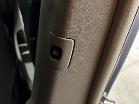 Used 2012 Chrysler Town & Country Touring-L w/ Premium Group FWD image 19