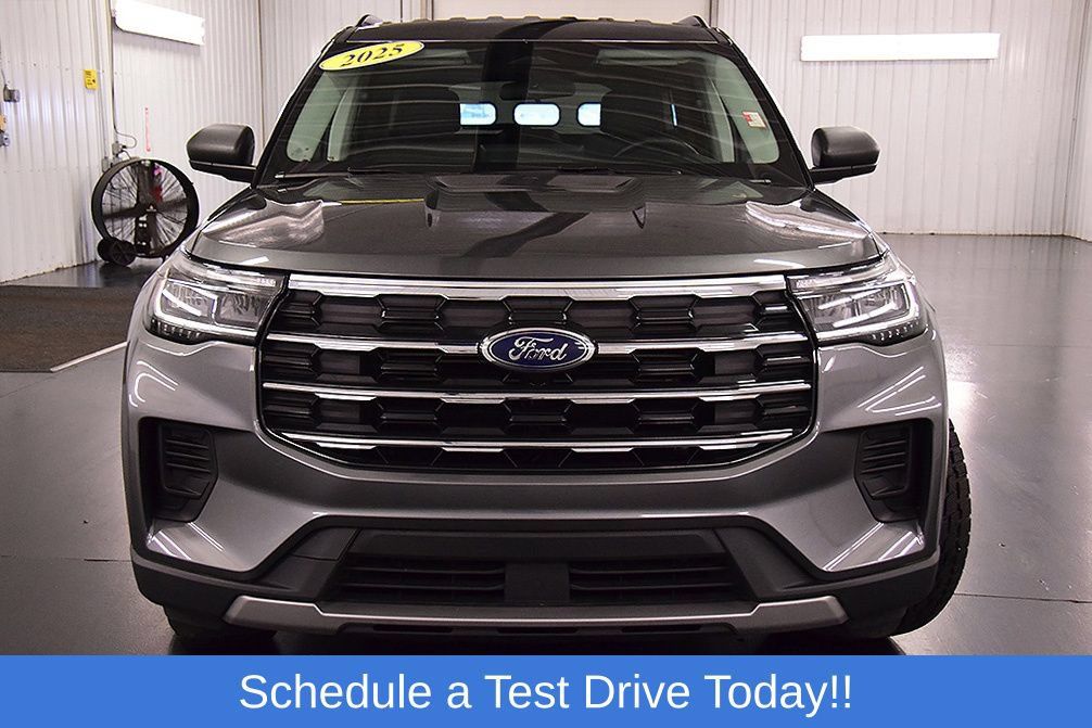 Used 2025 Ford Explorer Active AWD/4WD image 2