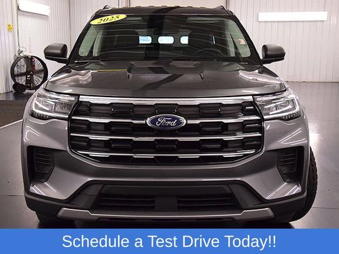 Used 2025 Ford Explorer Active AWD/4WD image 2