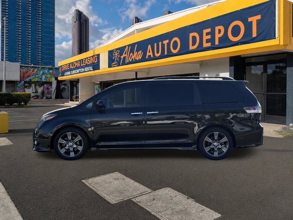 Used 2016 Toyota Sienna SE FWD image 2