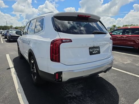 Certified 2024 Kia Telluride S FWD image 12