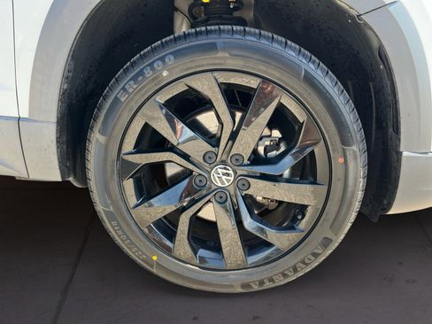 Certified 2022 Volkswagen Taos SE AWD/4WD image 19