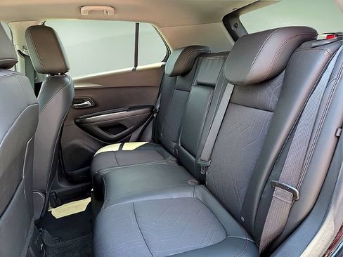 Used 2022 Chevrolet Trax LT w/ LT Convenience Package AWD/4WD image 11