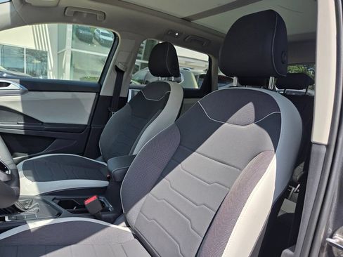 Certified 2025 Volkswagen Taos SE FWD image 11