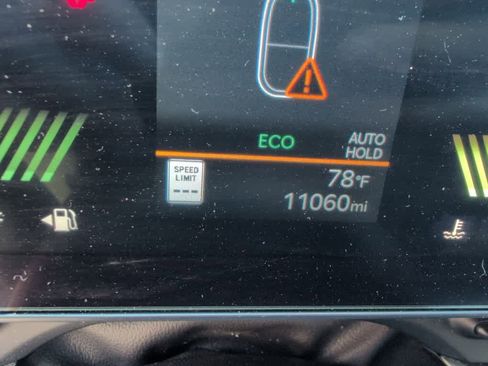 Used 2025 Kia Carnival EX FWD image 9