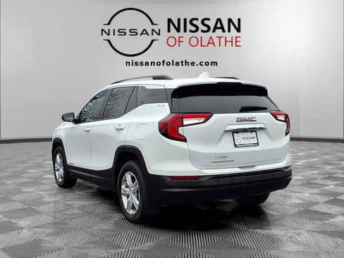 Used 2023 GMC Terrain SLE w/ Driver Convenience Package image 3