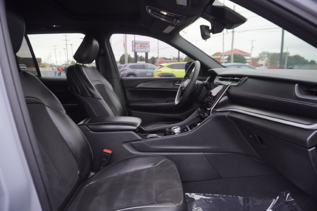 Used 2023 Jeep Grand Cherokee Altitude AWD/4WD image 30