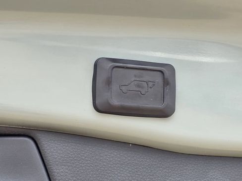 Used 2020 Toyota RAV4 XLE Premium image 30