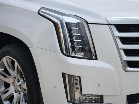 Used 2018 Cadillac Escalade ESV Premium Luxury AWD/4WD image 37