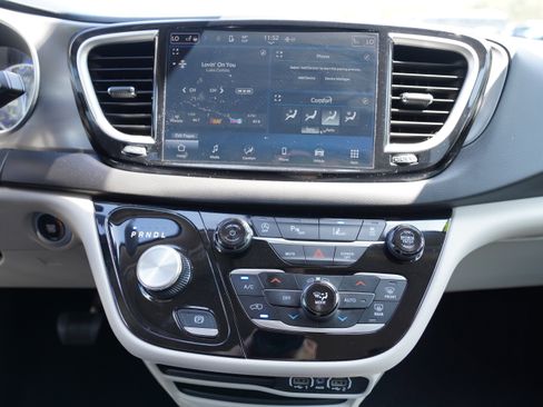Used 2024 Chrysler Pacifica Touring-L FWD image 23