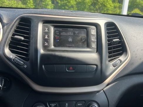 Used 2015 Jeep Cherokee Latitude AWD/4WD image 14
