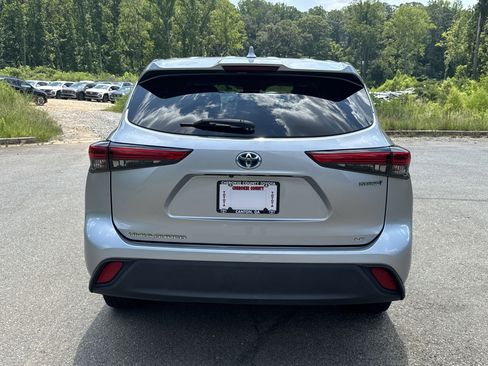 Used 2020 Toyota Highlander LE image 4
