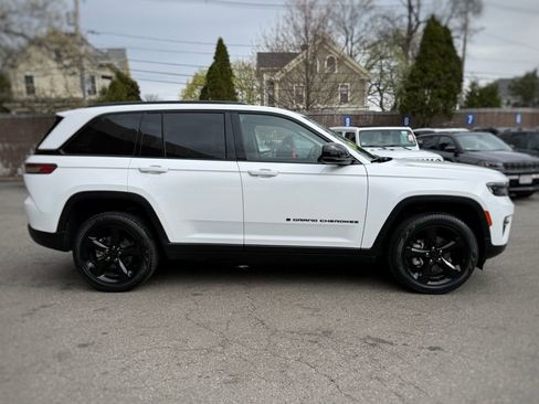 Used 2023 Jeep Grand Cherokee Limited w/ Black Appearance Package AWD/4WD image 4